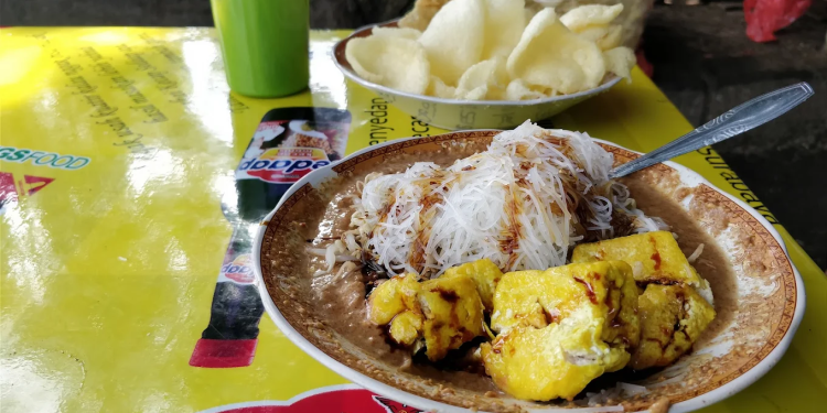 Kamu Pencinta Makanan Pedas? Coba Saja Ketoprak Japar
